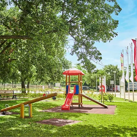 아파트 Cozy In With Outdoor Swimming Pool 우마그